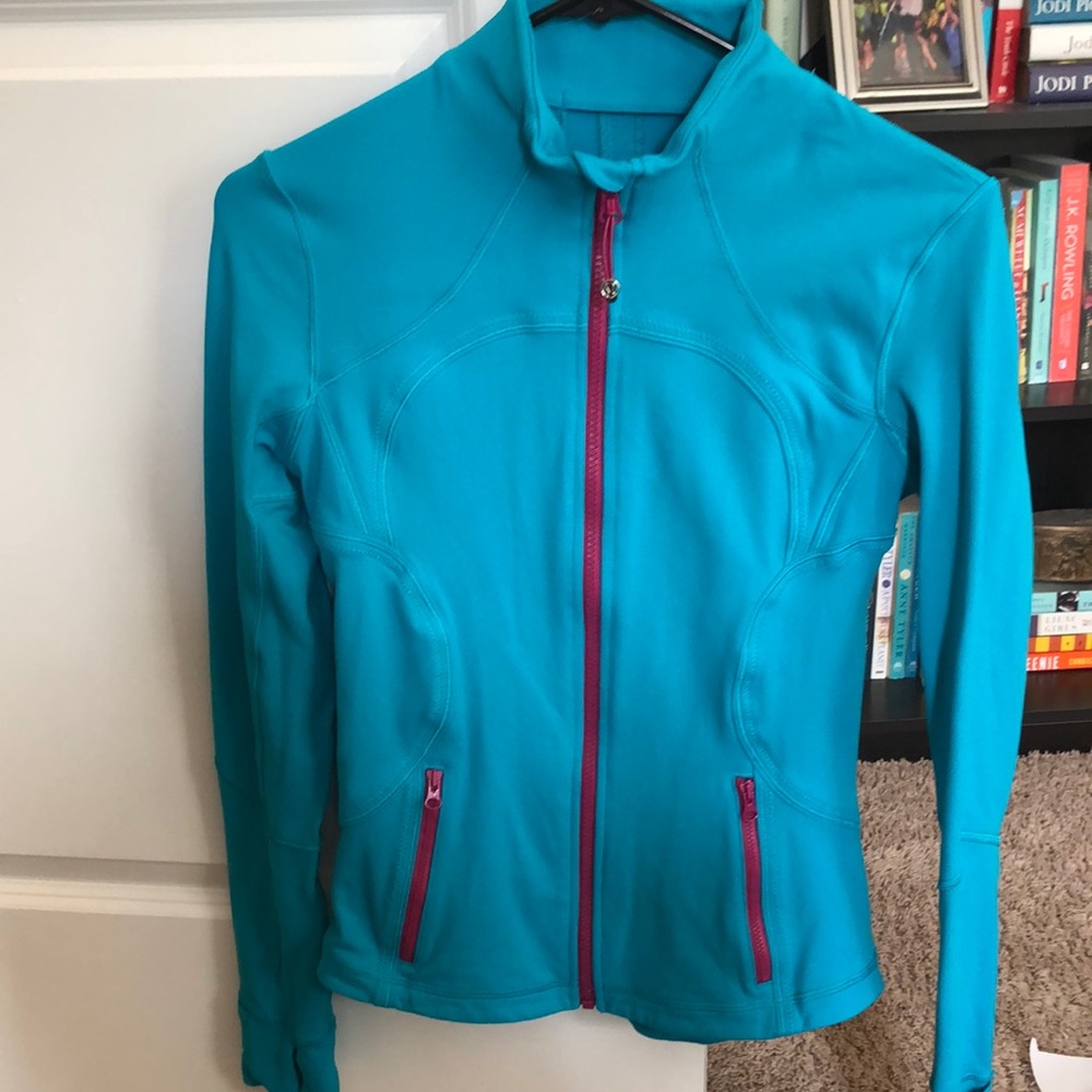 Lululemon jacket Size 4 cute and warm.